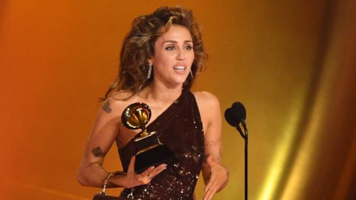 Miley Cyrus Bawa Piala Grammy Awards Lewat Single ‘Flowers’
